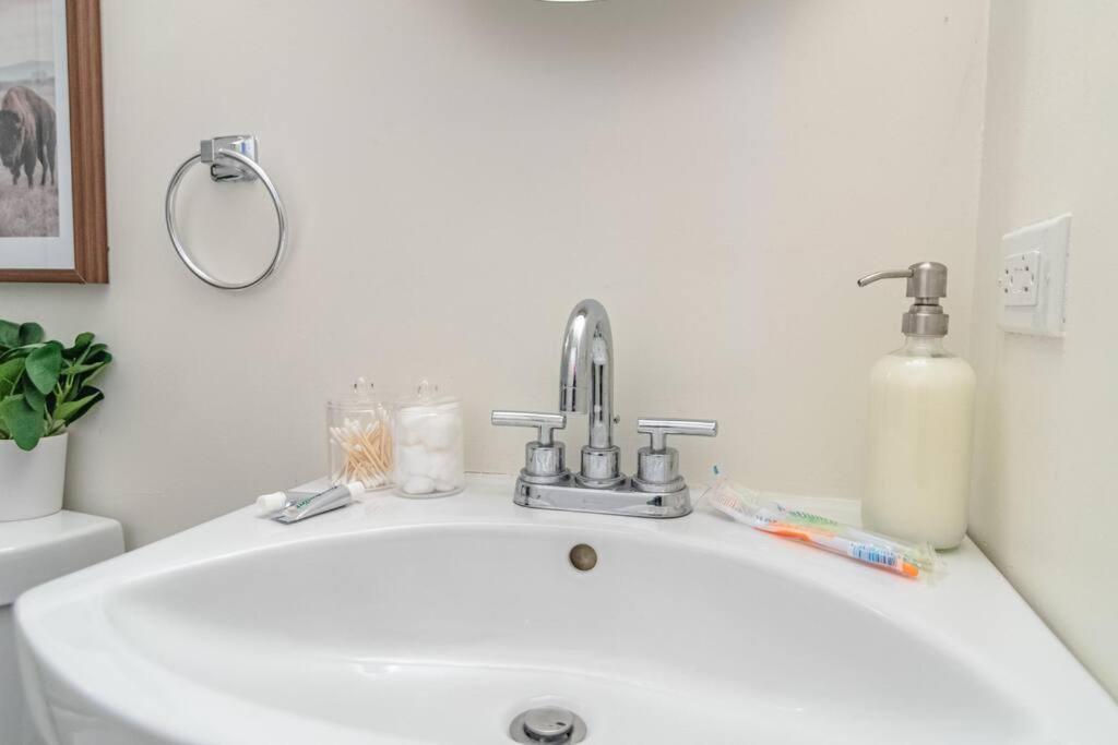Views And Convenient 3br For Group Of 8 Guests Near Mccormick, Shedd Aquarium, Museum Campus & Navy Pier